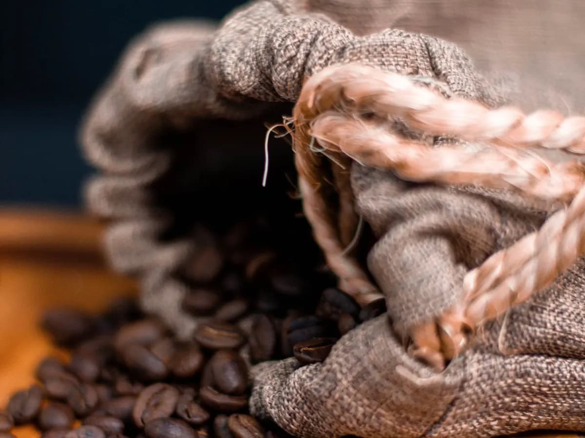 Kaffeebohnen in einem Jutesack