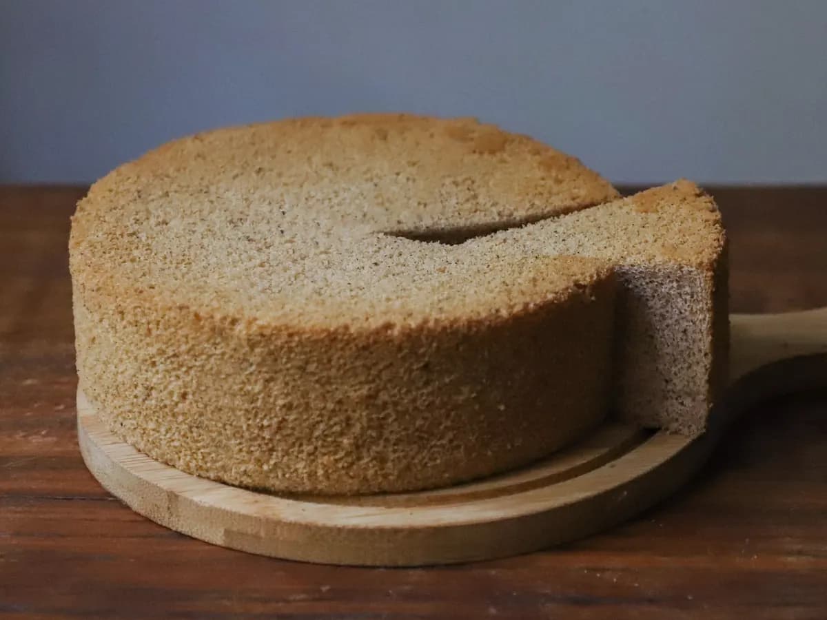 Rührkuchen auf einem Holzbrett